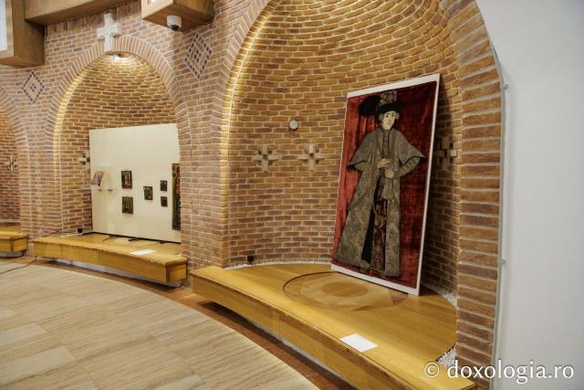 Expoziția „Sacrul la feminin, de la Facerea lumii la «Rugăciunea» lui Brâncuși” la Muzeul Mitropolitan din Iași