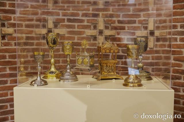 Expoziția „Sacrul la feminin, de la Facerea lumii la «Rugăciunea» lui Brâncuși” la Muzeul Mitropolitan din Iași