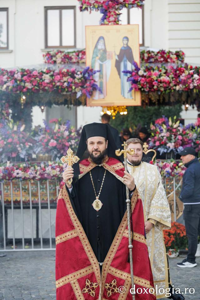 PS Teofil Trotușanul și pelerinii Sfintei Parascheva