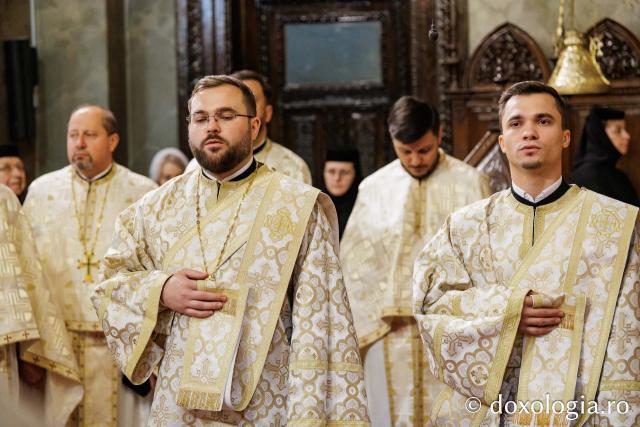 PS Teofil Trotușanul și pelerinii Sfintei Parascheva
