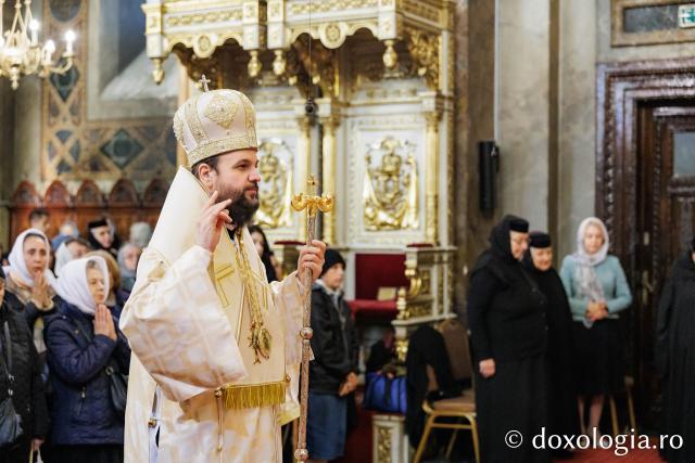 PS Teofil Trotușanul și pelerinii Sfintei Parascheva