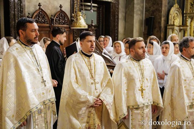 PS Teofil Trotușanul și pelerinii Sfintei Parascheva