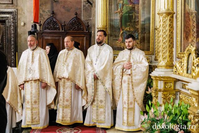 PS Teofil Trotușanul și pelerinii Sfintei Parascheva