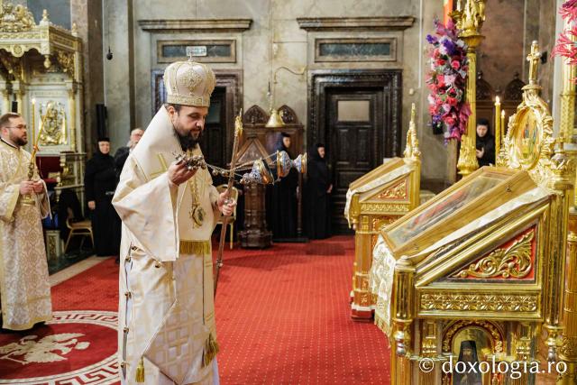 PS Teofil Trotușanul și pelerinii Sfintei Parascheva