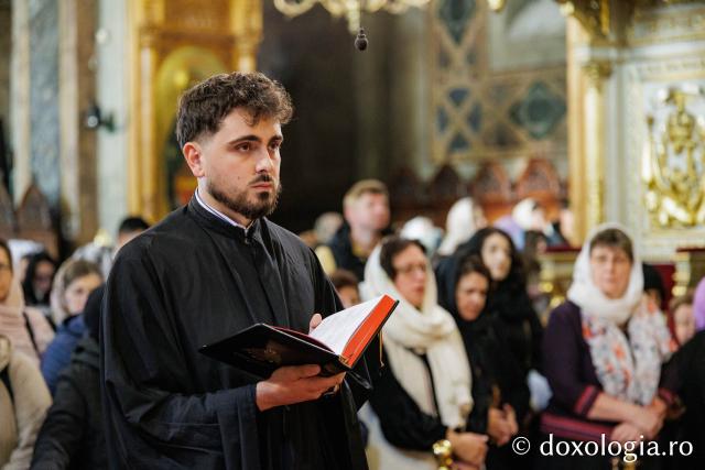 PS Teofil Trotușanul și pelerinii Sfintei Parascheva
