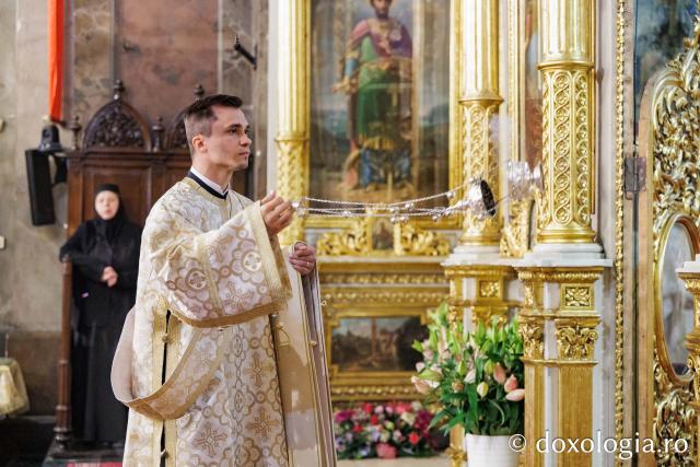 PS Teofil Trotușanul și pelerinii Sfintei Parascheva