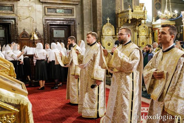 PS Teofil Trotușanul și pelerinii Sfintei Parascheva