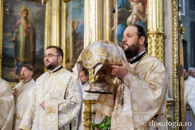 PS Teofil Trotușanul și pelerinii Sfintei Parascheva
