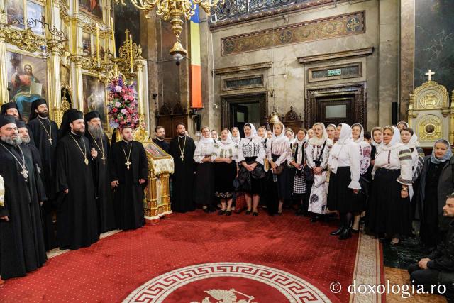 PS Teofil Trotușanul și pelerinii Sfintei Parascheva