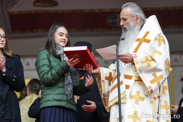 Bursieri ProVita au primit distincții de vrednicie din partea IPS Teofan
