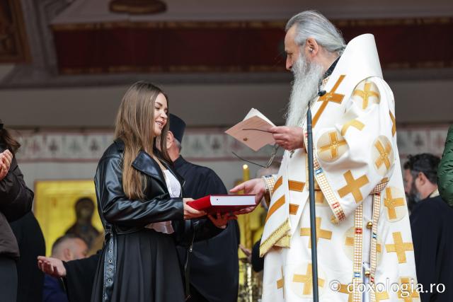 Bursieri ProVita au primit distincții de vrednicie din partea IPS Teofan