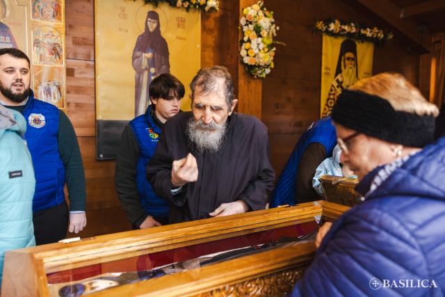 Pelerini pe Colina Bucuriei, la moaștele Sfântului Dimitrie cel Nou și ale Sfintei Elisabeta de la Pasărea