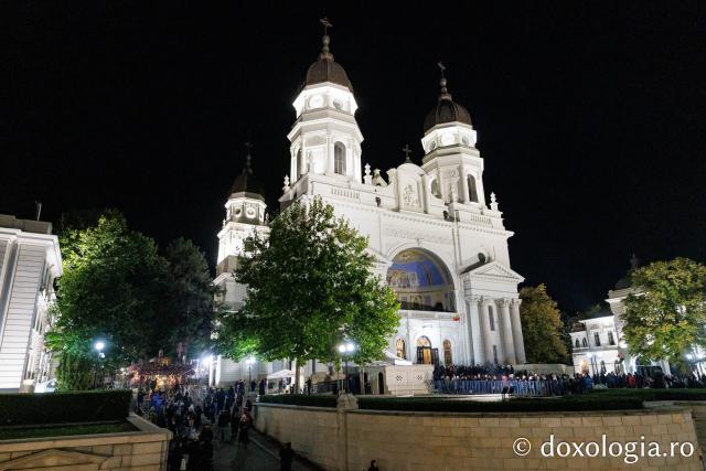 Slujba de priveghere în cinstea Cuvioasei Parascheva la Catedrala Mitropolitană din Iași