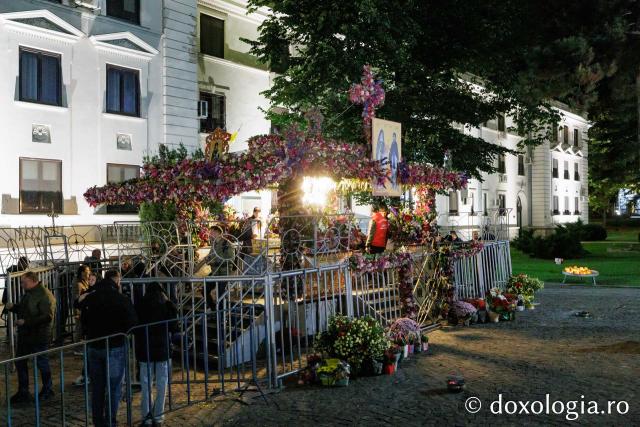 Slujba de priveghere în cinstea Cuvioasei Parascheva la Catedrala Mitropolitană din Iași
