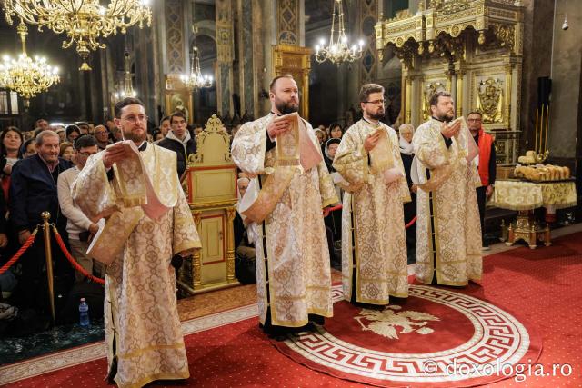 Slujba de priveghere în cinstea Cuvioasei Parascheva la Catedrala Mitropolitană din Iași