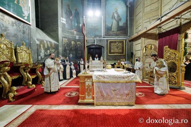 Slujba de priveghere în cinstea Cuvioasei Parascheva la Catedrala Mitropolitană din Iași