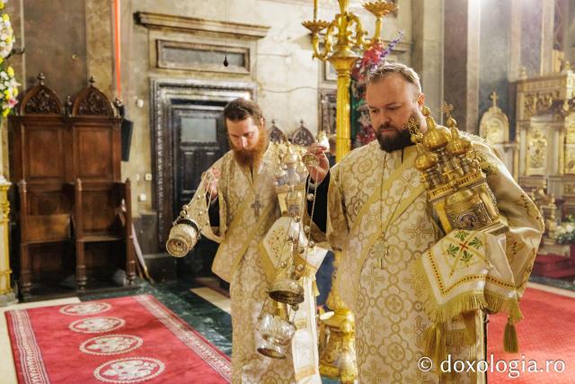 Slujba de priveghere în cinstea Cuvioasei Parascheva la Catedrala Mitropolitană din Iași
