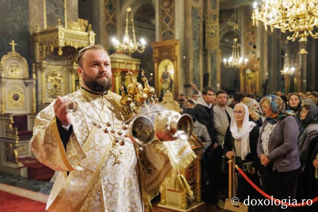 Slujba de priveghere în cinstea Cuvioasei Parascheva la Catedrala Mitropolitană din Iași