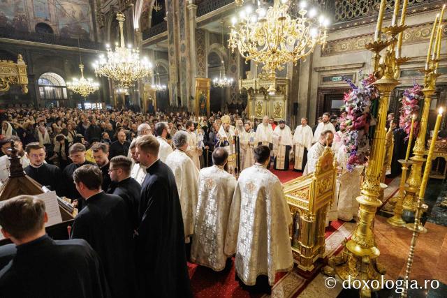 Slujba de priveghere în cinstea Cuvioasei Parascheva la Catedrala Mitropolitană din Iași
