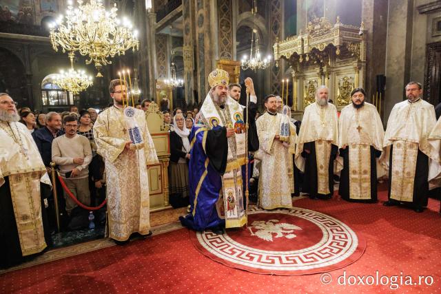Slujba de priveghere în cinstea Cuvioasei Parascheva la Catedrala Mitropolitană din Iași