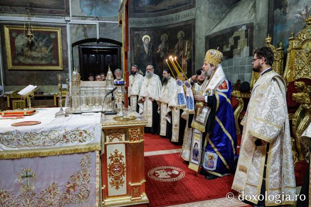 Slujba de priveghere în cinstea Cuvioasei Parascheva la Catedrala Mitropolitană din Iași