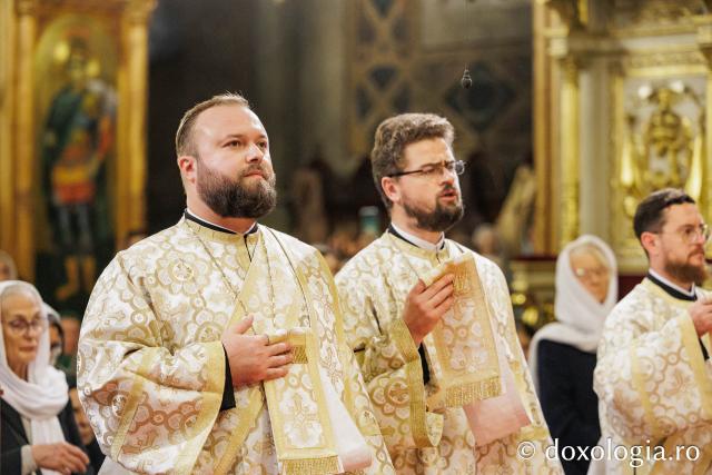 Slujba de priveghere în cinstea Cuvioasei Parascheva la Catedrala Mitropolitană din Iași