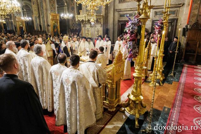 Slujba de priveghere în cinstea Cuvioasei Parascheva la Catedrala Mitropolitană din Iași