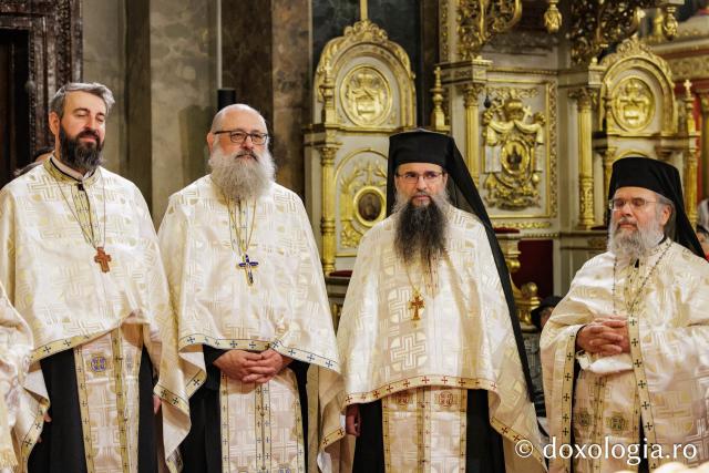 Slujba de priveghere în cinstea Cuvioasei Parascheva la Catedrala Mitropolitană din Iași
