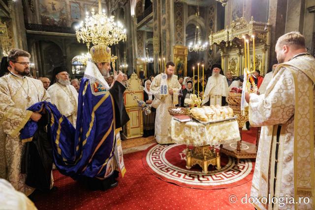 Slujba de priveghere în cinstea Cuvioasei Parascheva la Catedrala Mitropolitană din Iași