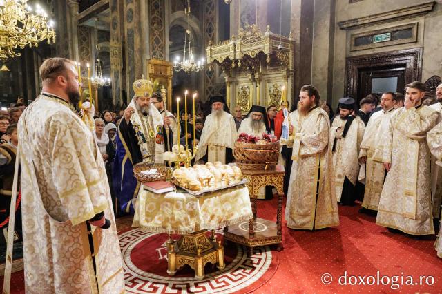 Slujba de priveghere în cinstea Cuvioasei Parascheva la Catedrala Mitropolitană din Iași
