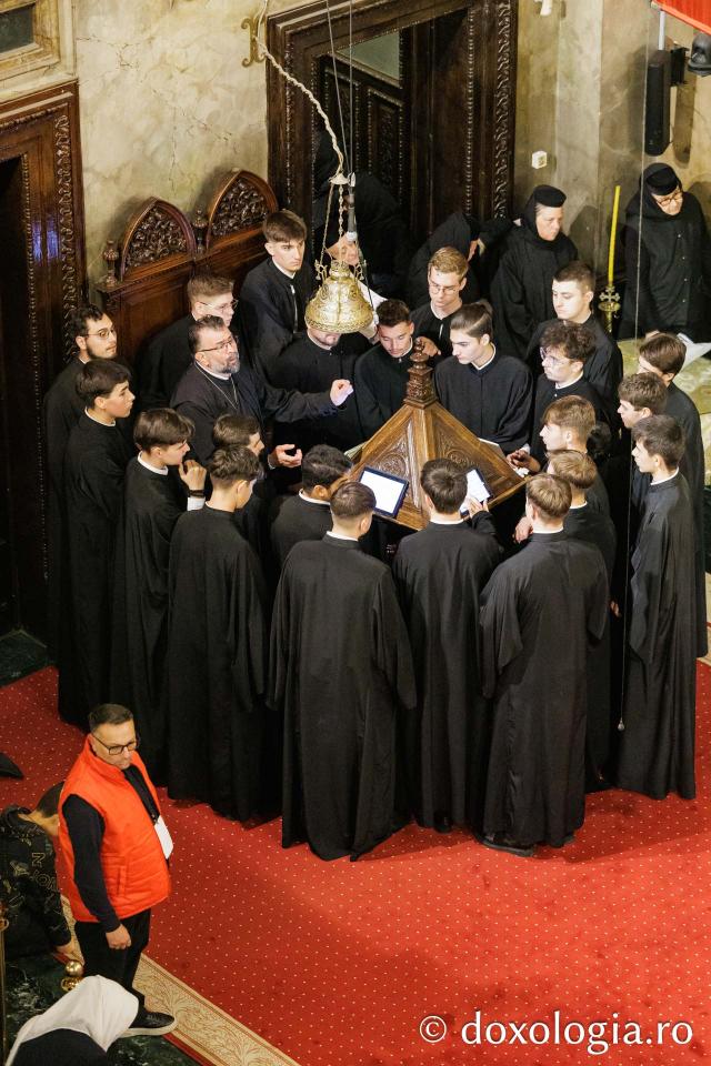 Slujba de priveghere în cinstea Cuvioasei Parascheva la Catedrala Mitropolitană din Iași