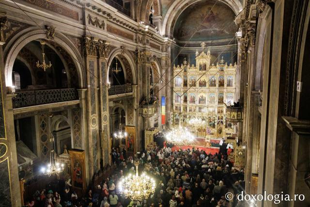 Slujba de priveghere în cinstea Cuvioasei Parascheva la Catedrala Mitropolitană din Iași