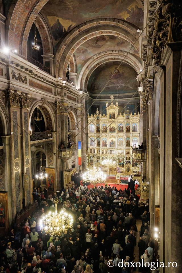 Slujba de priveghere în cinstea Cuvioasei Parascheva la Catedrala Mitropolitană din Iași