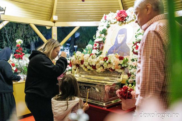 Moaștele Sfintei Cuvioase Mucenițe Evloghia de la Samurcășești au fost așezate în biserica mare a mănăstirii