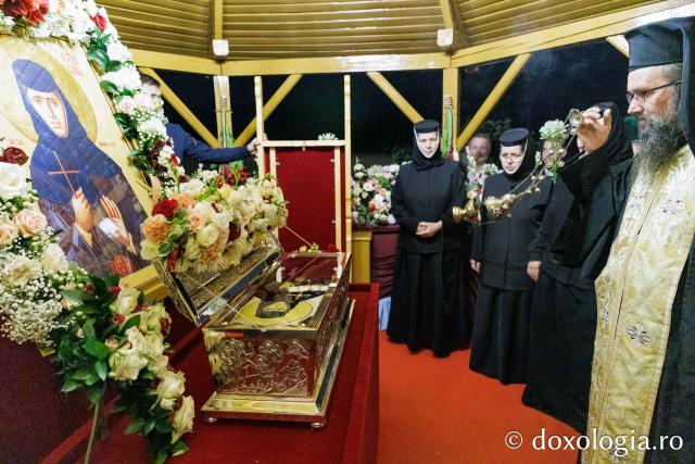 Moaștele Sfintei Cuvioase Mucenițe Evloghia de la Samurcășești au fost așezate în biserica mare a mănăstirii