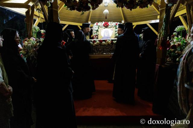 Moaștele Sfintei Cuvioase Mucenițe Evloghia de la Samurcășești au fost așezate în biserica mare a mănăstirii
