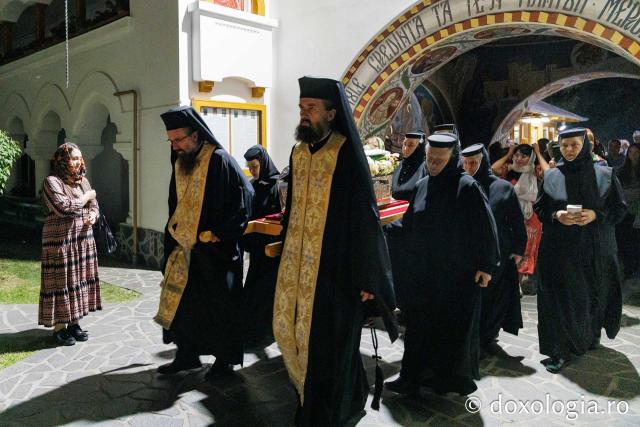 Moaștele Sfintei Cuvioase Mucenițe Evloghia de la Samurcășești au fost așezate în biserica mare a mănăstirii