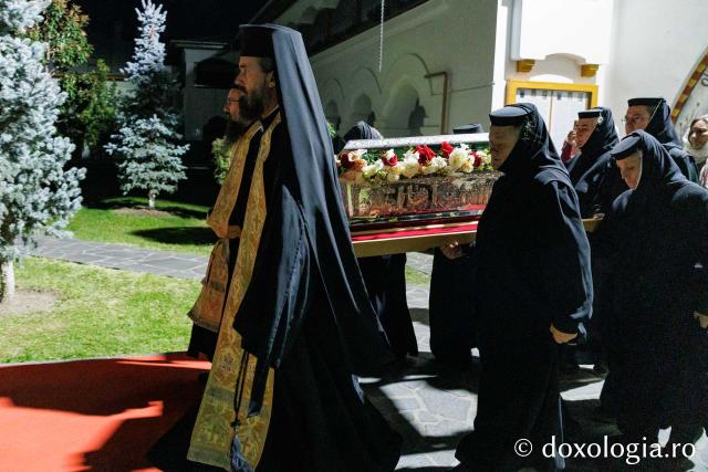 Moaștele Sfintei Cuvioase Mucenițe Evloghia de la Samurcășești au fost așezate în biserica mare a mănăstirii