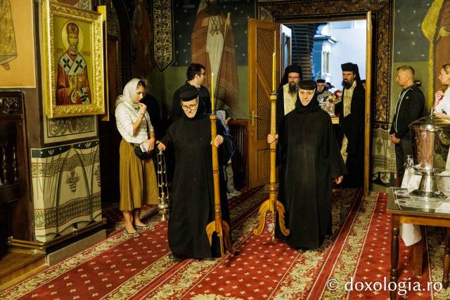 Moaștele Sfintei Cuvioase Mucenițe Evloghia de la Samurcășești au fost așezate în biserica mare a mănăstirii