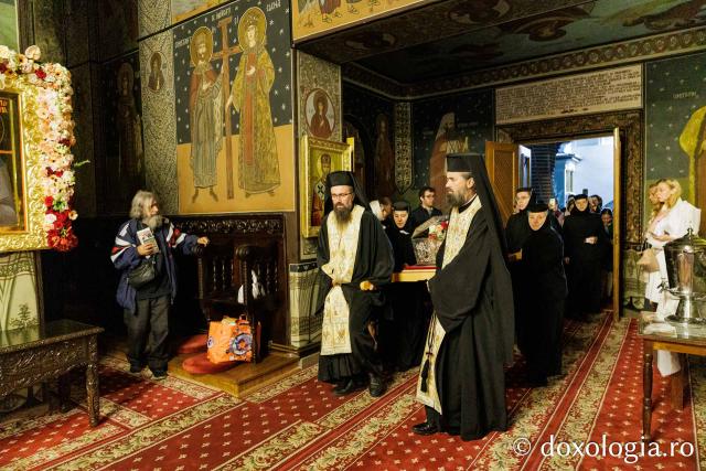 Moaștele Sfintei Cuvioase Mucenițe Evloghia de la Samurcășești au fost așezate în biserica mare a mănăstirii