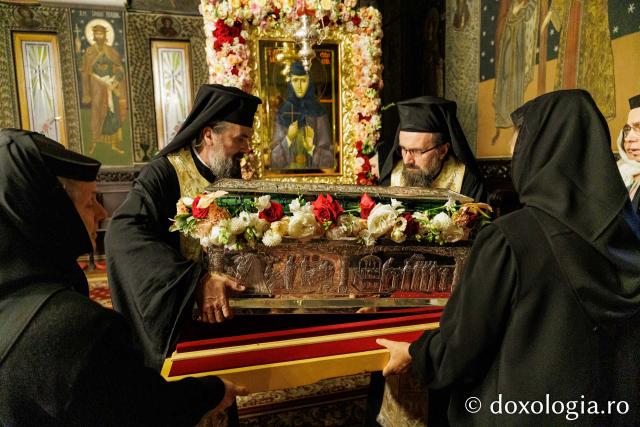 Moaștele Sfintei Cuvioase Mucenițe Evloghia de la Samurcășești au fost așezate în biserica mare a mănăstirii