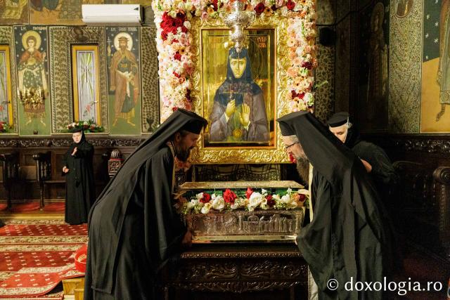 Moaștele Sfintei Cuvioase Mucenițe Evloghia de la Samurcășești au fost așezate în biserica mare a mănăstirii
