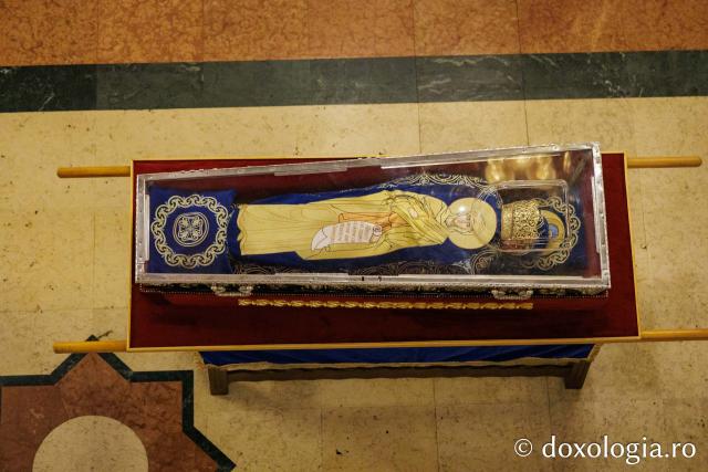 Procesiunea scoaterii spre închinare a moaștelor Sfintei Cuvioase Parascheva