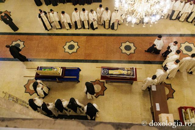 Procesiunea scoaterii spre închinare a moaștelor Sfintei Cuvioase Parascheva