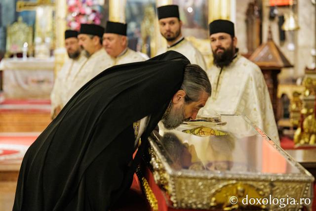 Procesiunea scoaterii spre închinare a moaștelor Sfintei Cuvioase Parascheva