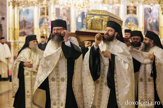 Procesiunea scoaterii spre închinare a moaștelor Sfintei Cuvioase Parascheva