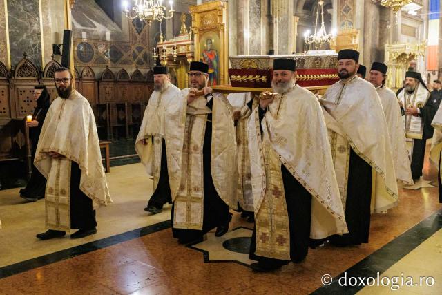 Procesiunea scoaterii spre închinare a moaștelor Sfintei Cuvioase Parascheva