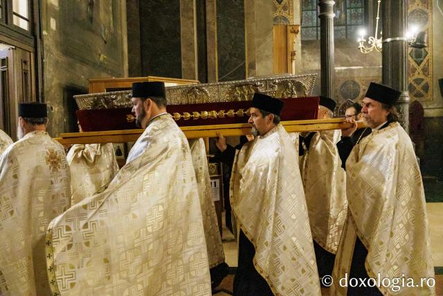 Procesiunea scoaterii spre închinare a moaștelor Sfintei Cuvioase Parascheva