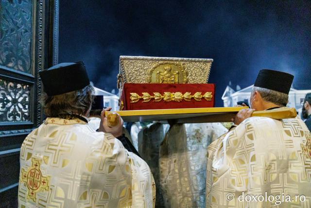 Procesiunea scoaterii spre închinare a moaștelor Sfintei Cuvioase Parascheva