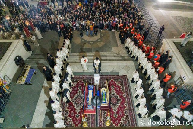 Procesiunea scoaterii spre închinare a moaștelor Sfintei Cuvioase Parascheva